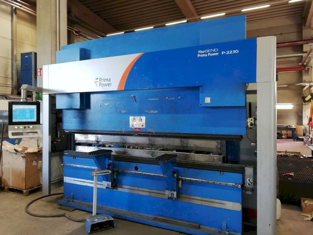 Rechte Ansicht der Prima Power P-2230 Maschine