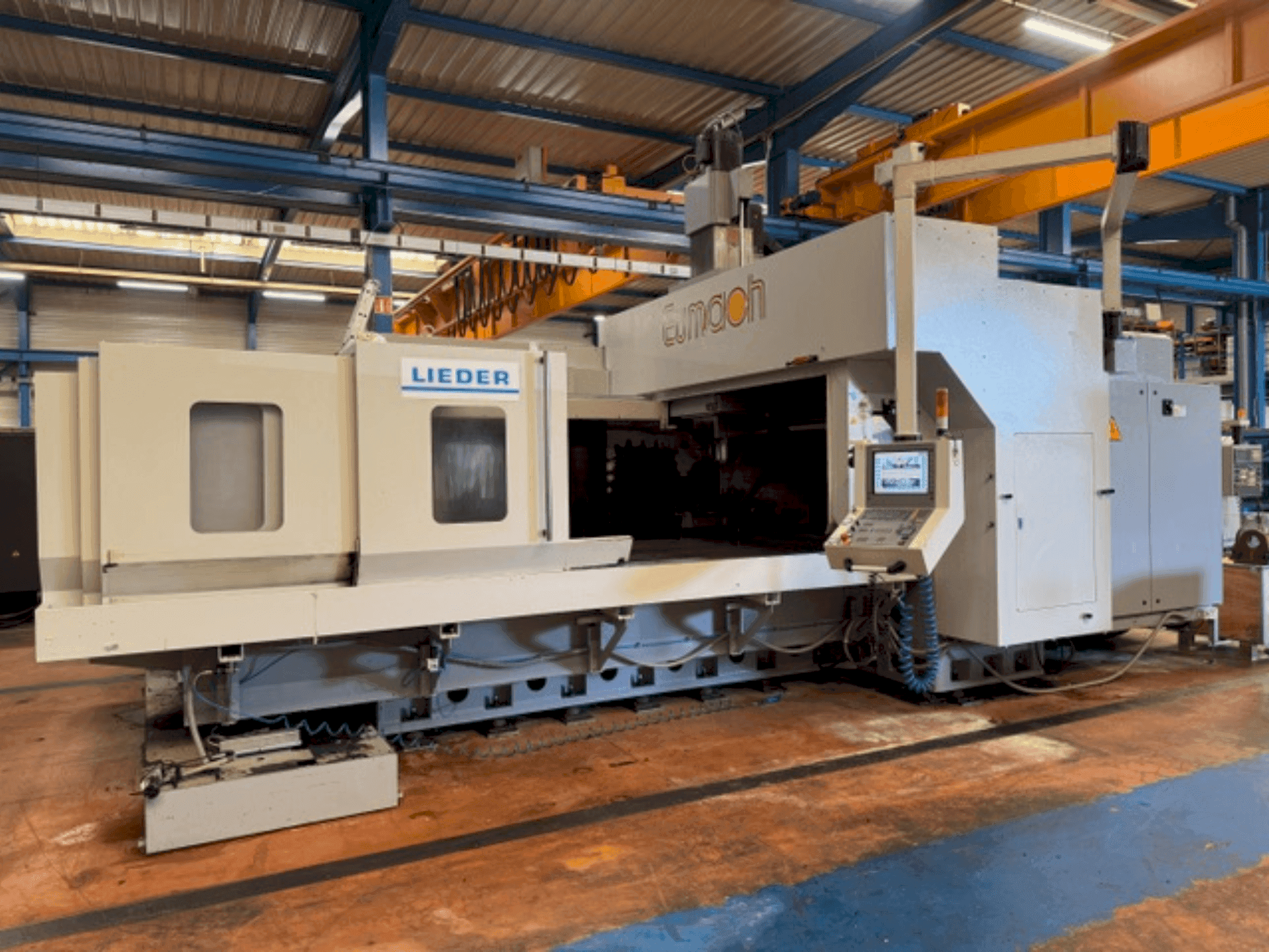 Frontansicht der Eumach DVM-3021  Maschine