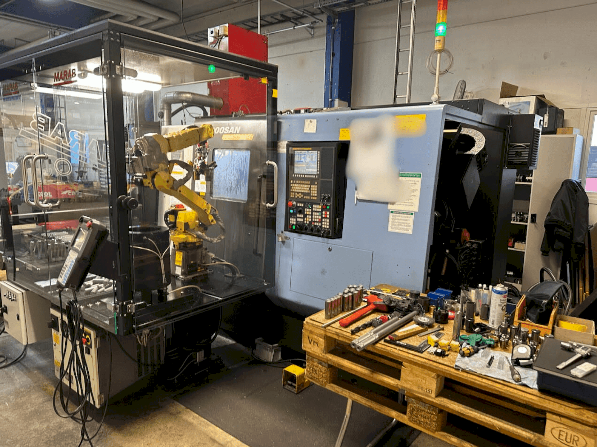 Frontansicht der DOOSAN PUMA TT 1800 SY  Maschine