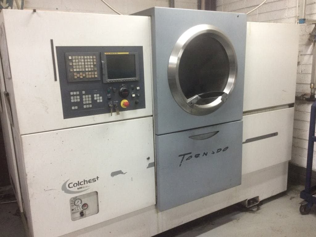 Frontansicht der Colchester Tornado T8 Maschine