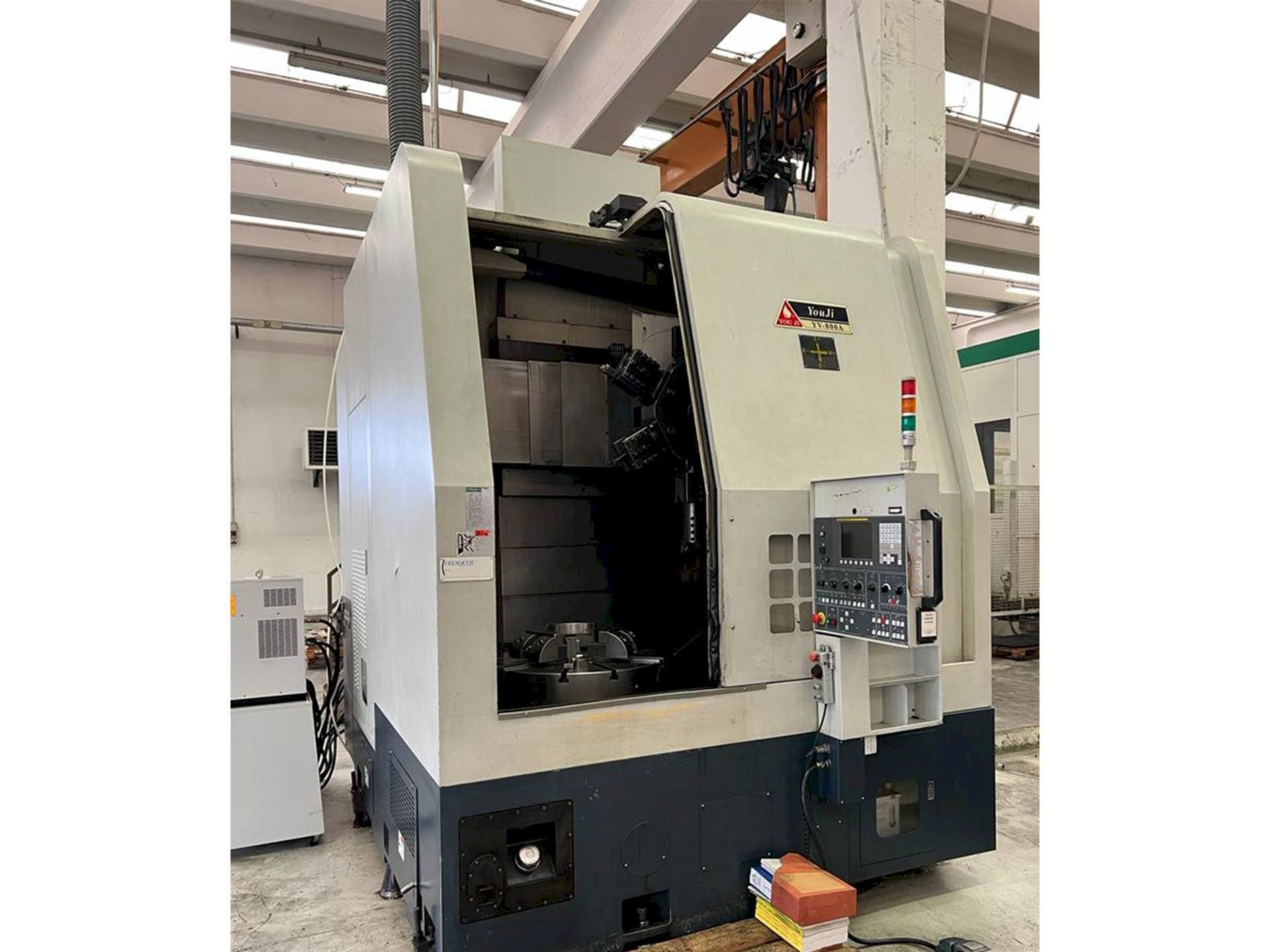 Frontansicht der YOU JI YV-800A  Maschine