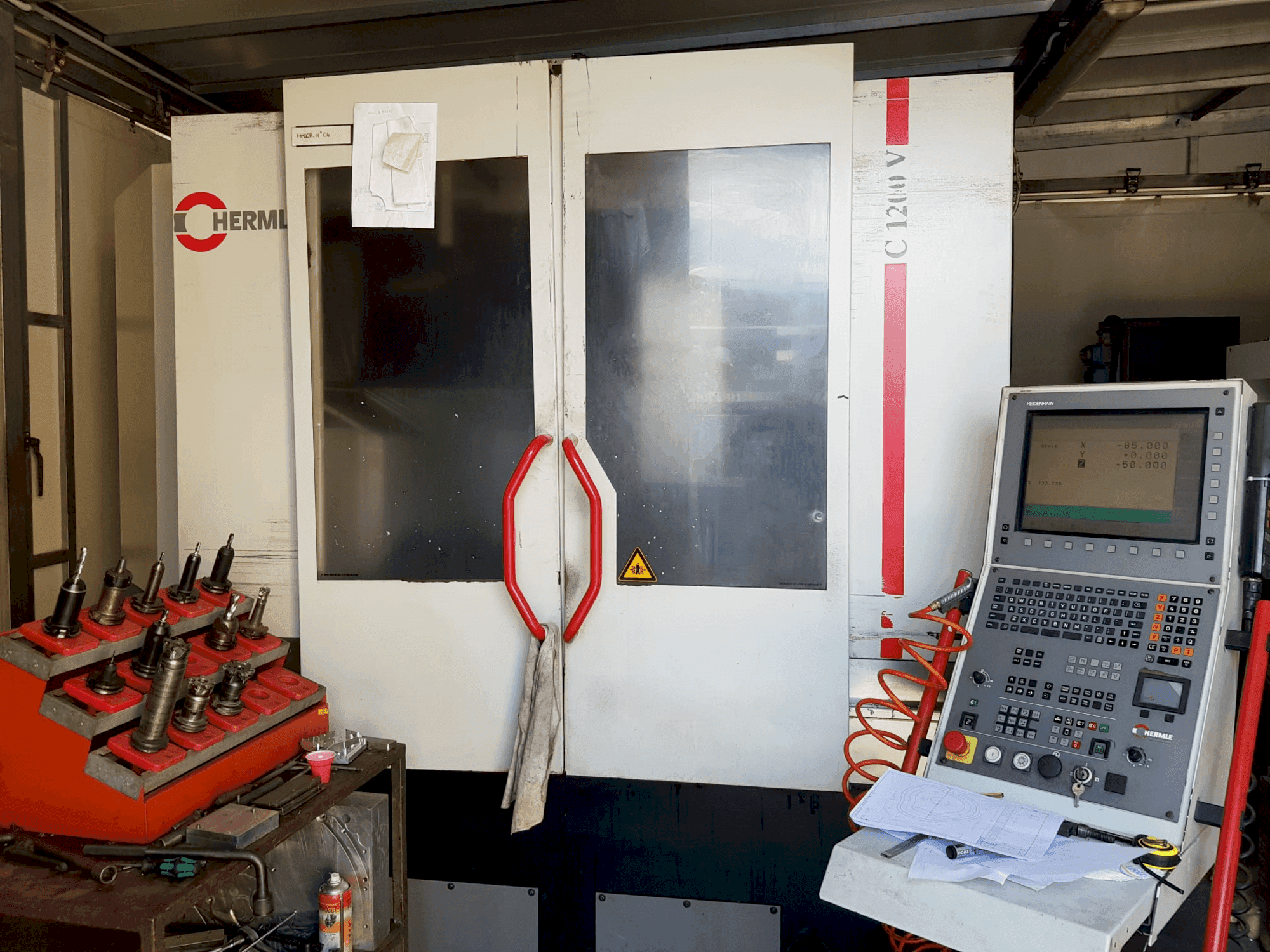 Frontansicht der HERMLE C 1200 V  Maschine