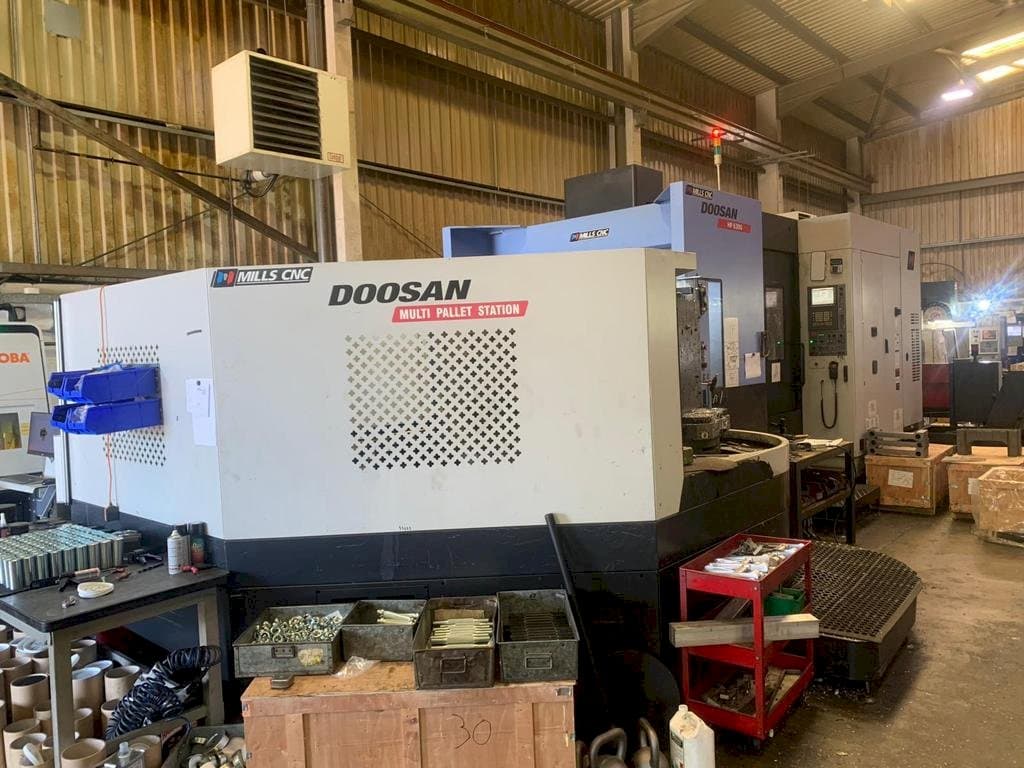 Frontansicht der Doosan HP 6300 Maschine