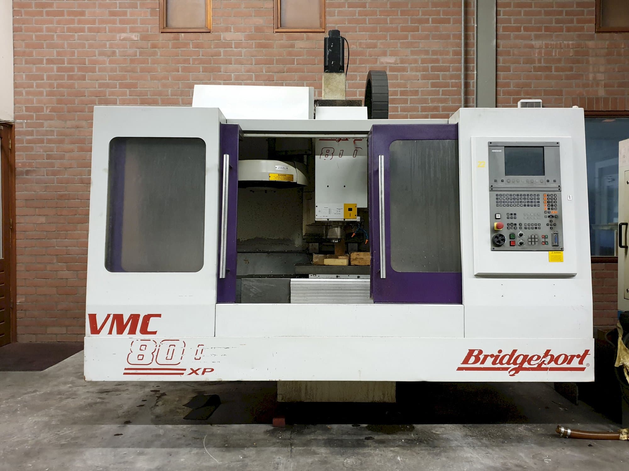 Frontansicht der Bridgeport VMC 800 22 Maschine