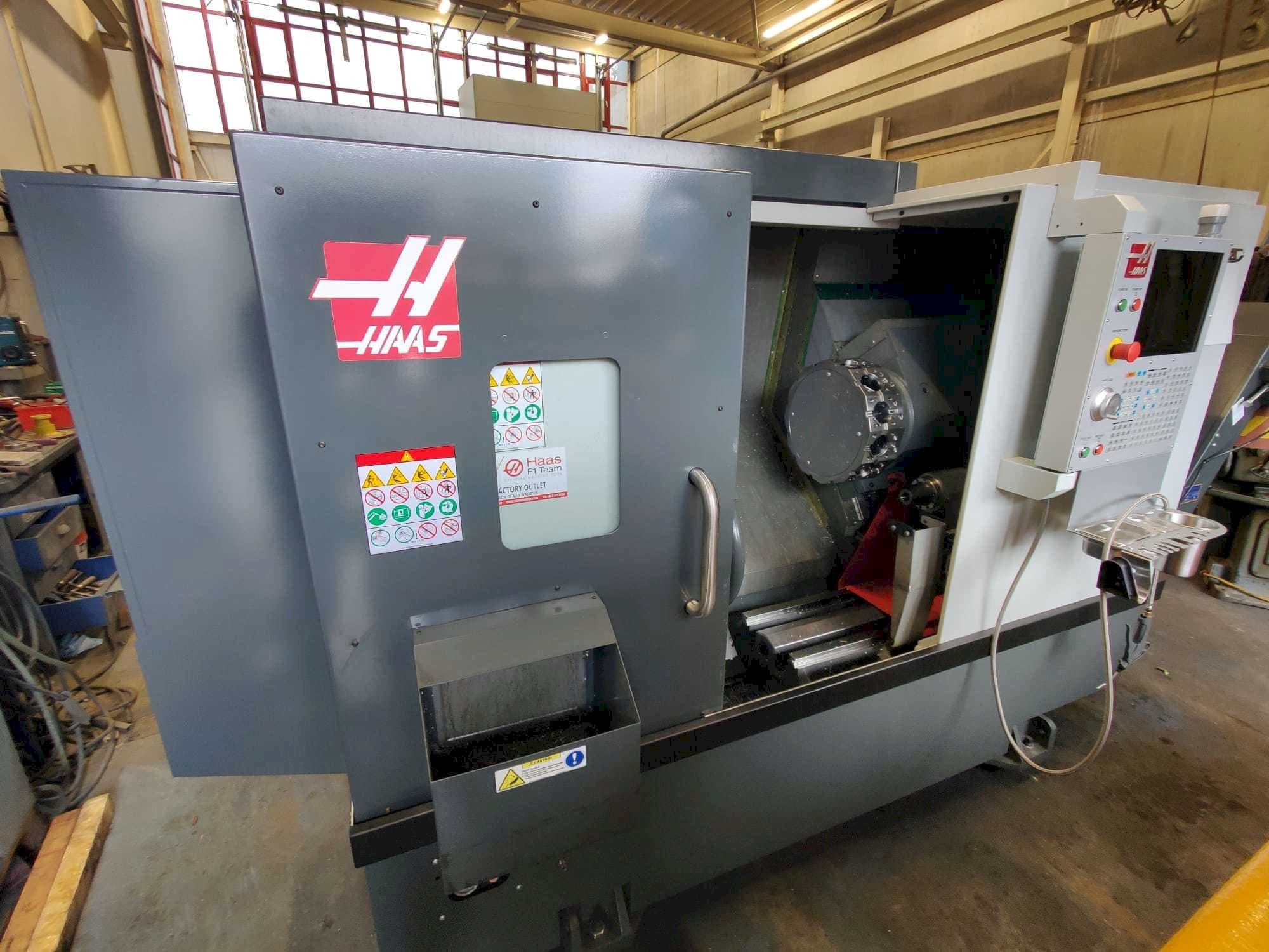 Linke Ansicht der HAAS ST-20Y  Maschine