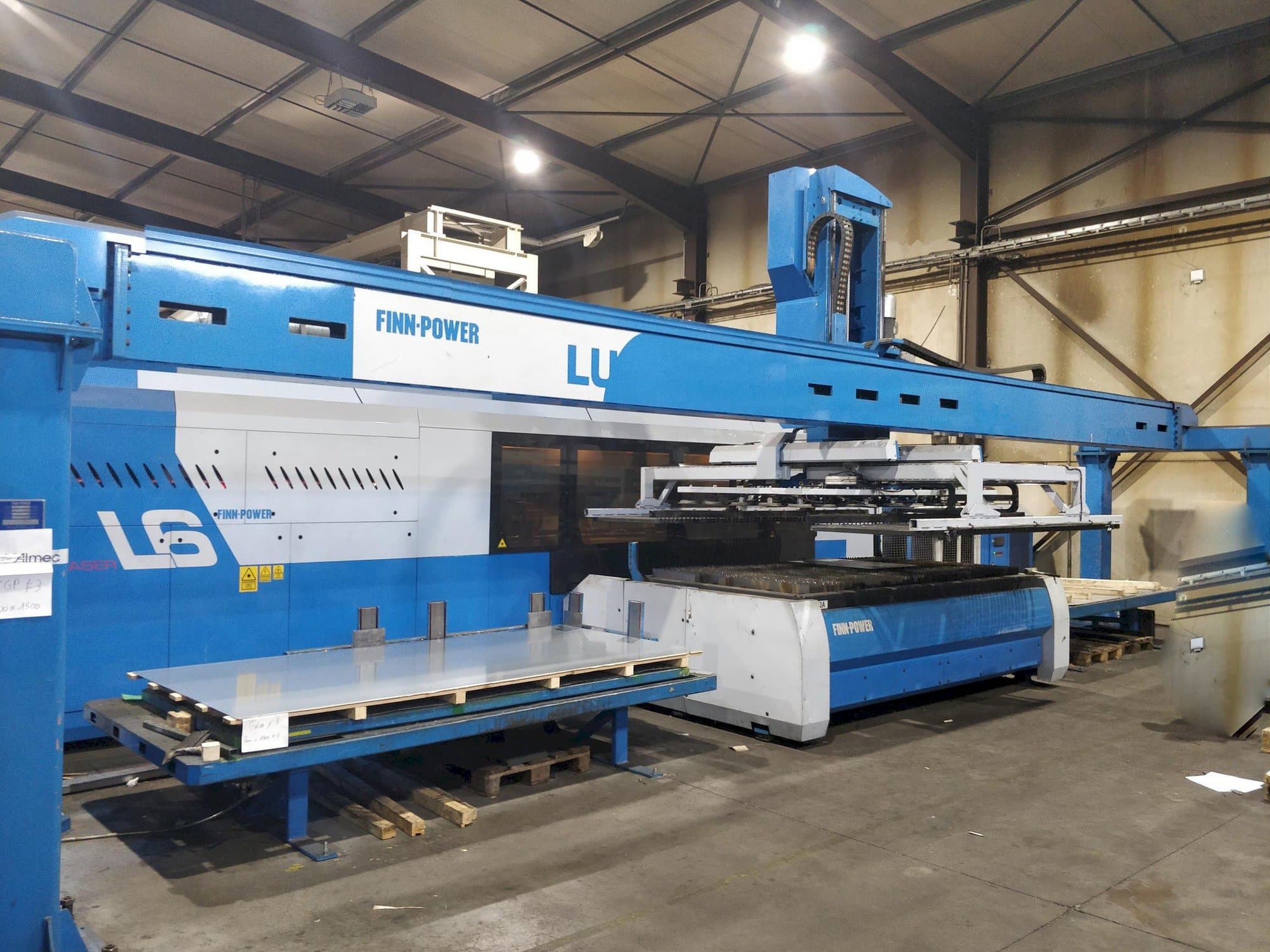 Frontansicht der Finn-Power L6  Maschine