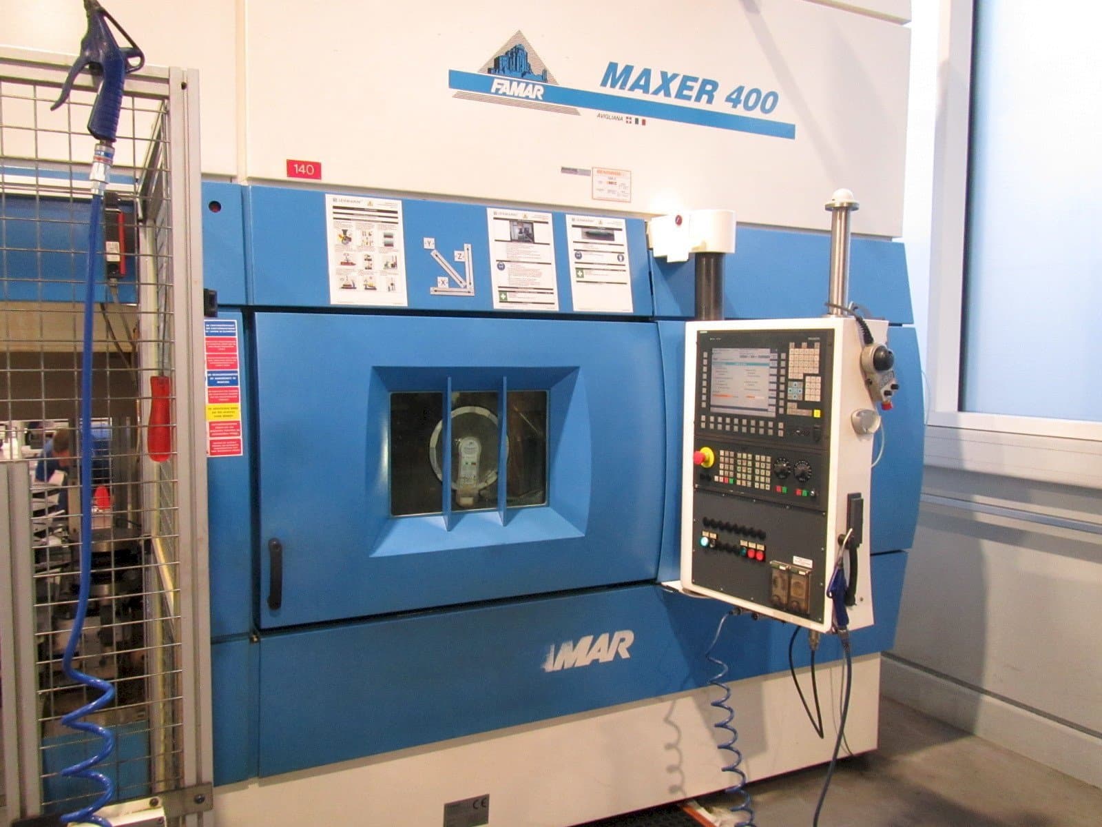 Frontansicht der Famar Maxer 400 Maschine