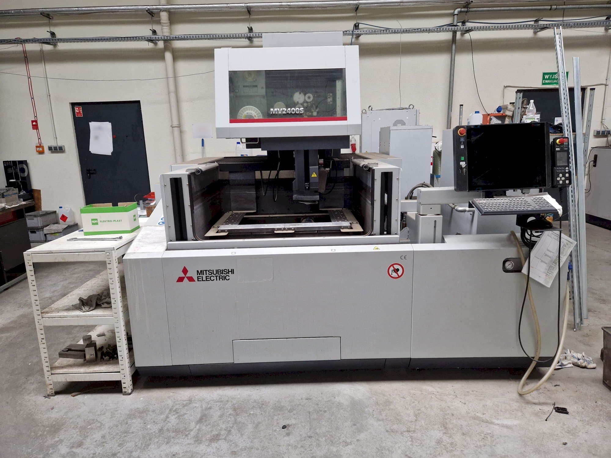 Frontansicht der Mitsubishi MV2400S NEWGEN  Maschine