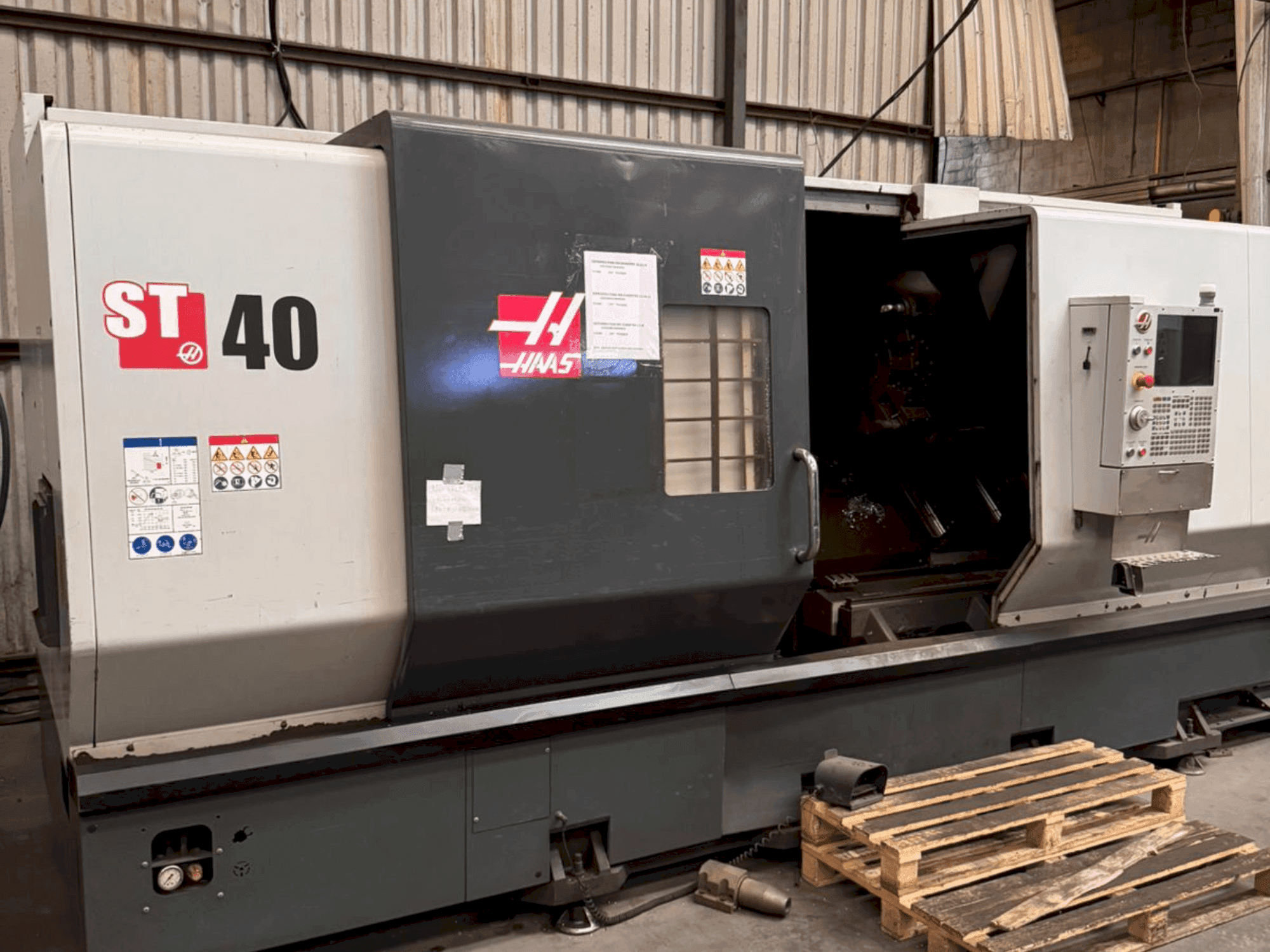 Frontansicht der HAAS ST-40  Maschine