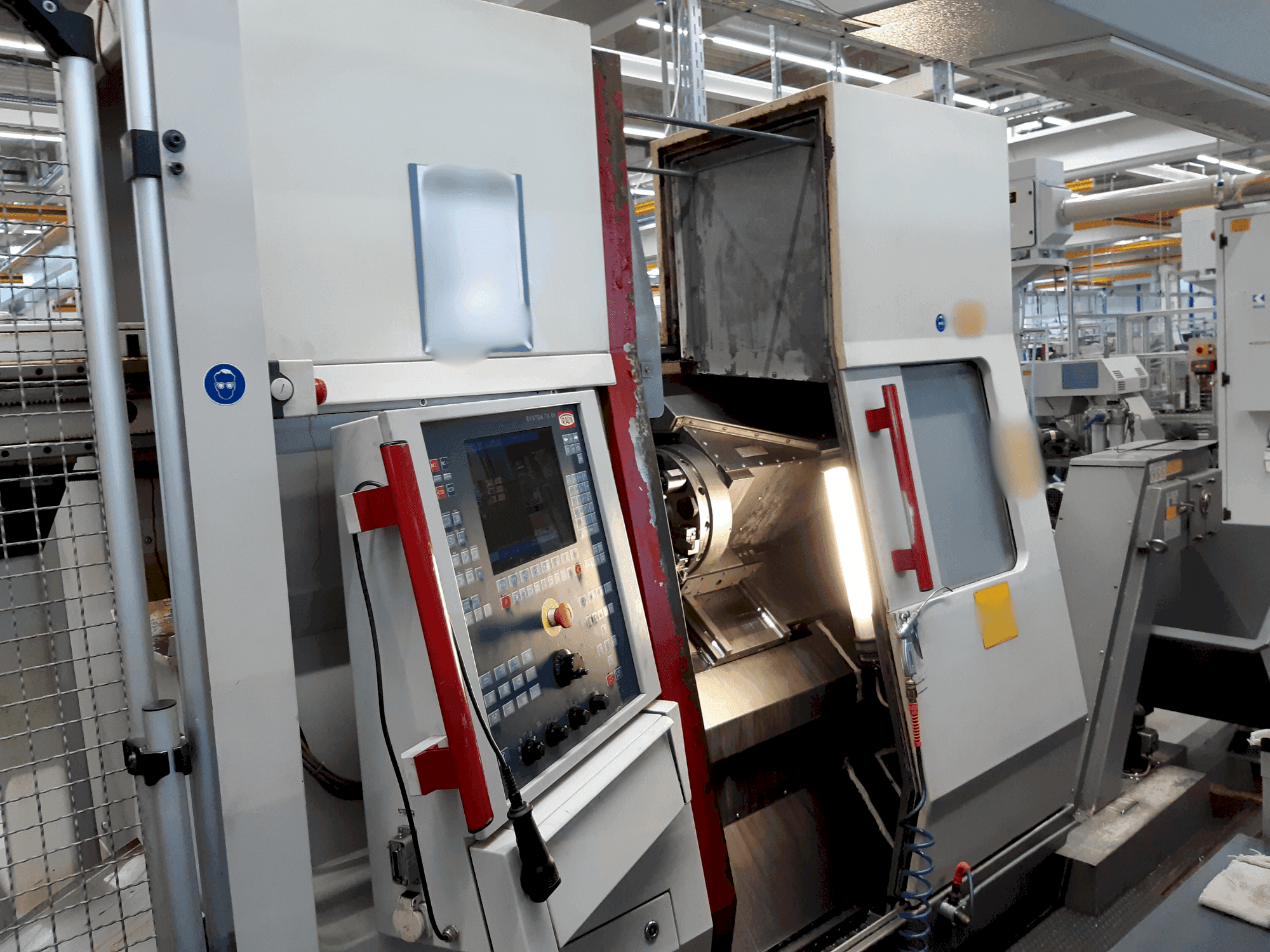 Frontansicht der TRAUB TNA 300  Maschine