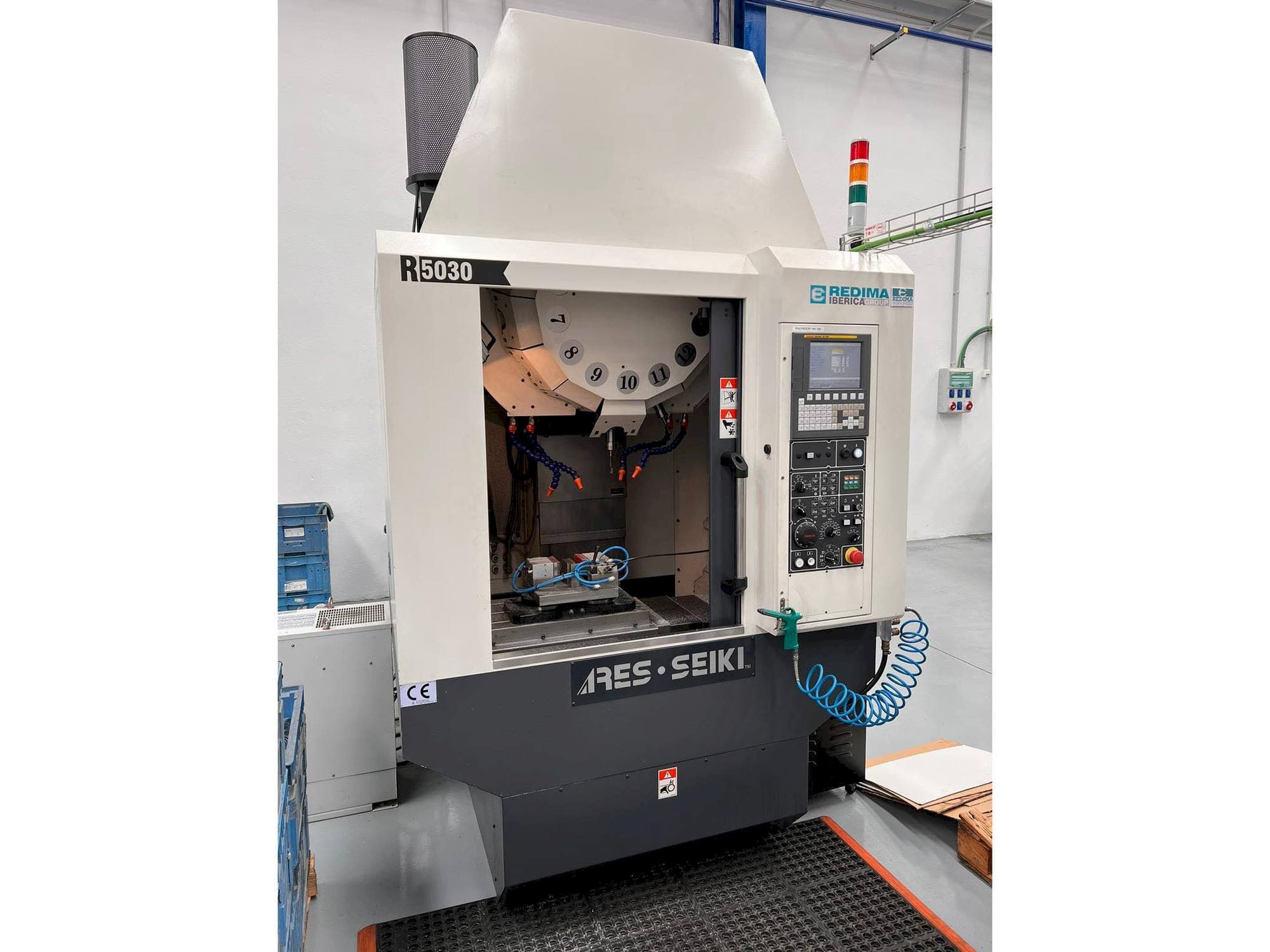 Frontansicht der ARES-SEIKI R5030  Maschine