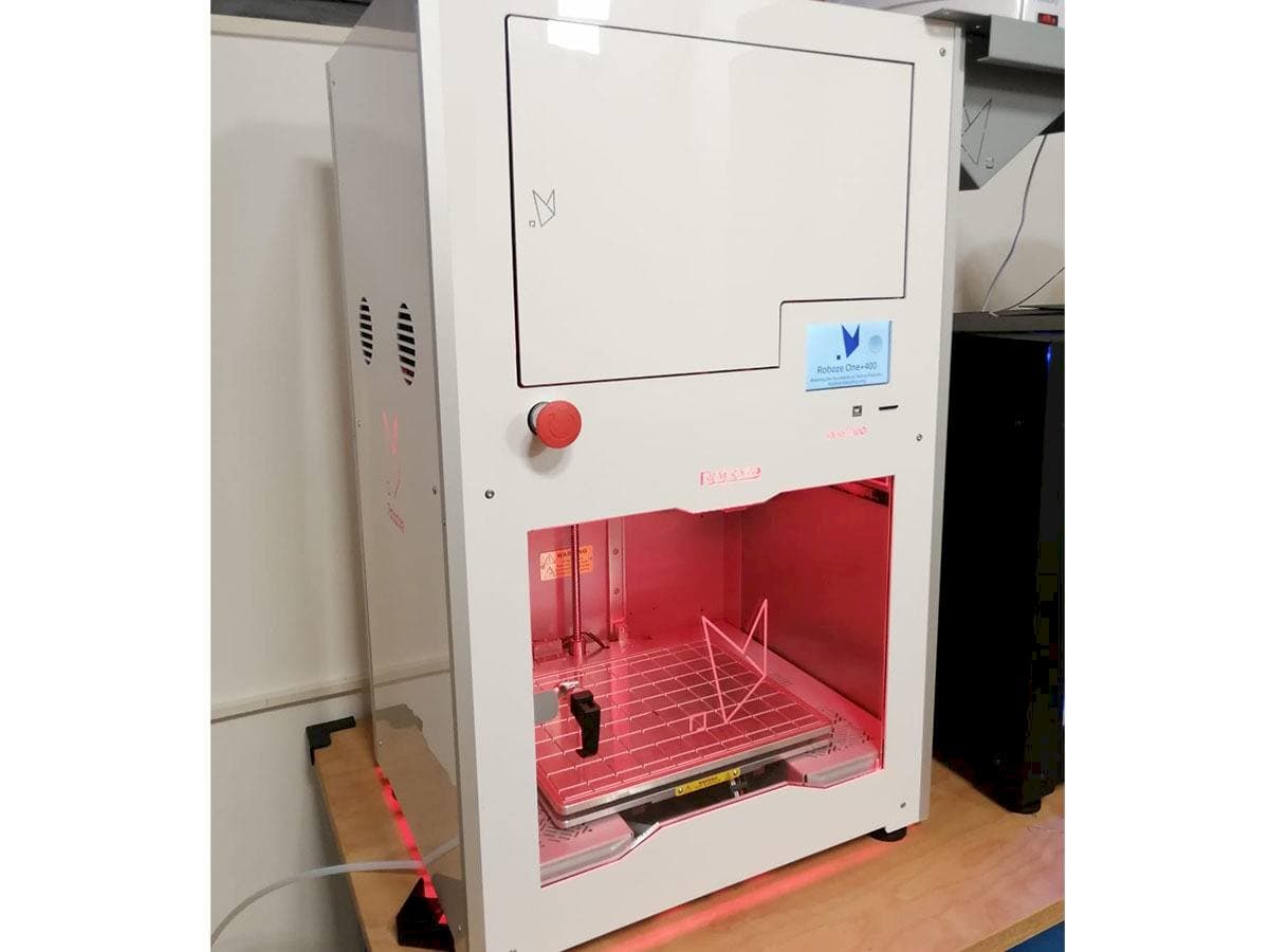 Frontansicht der Roboze One Plus 400  Maschine