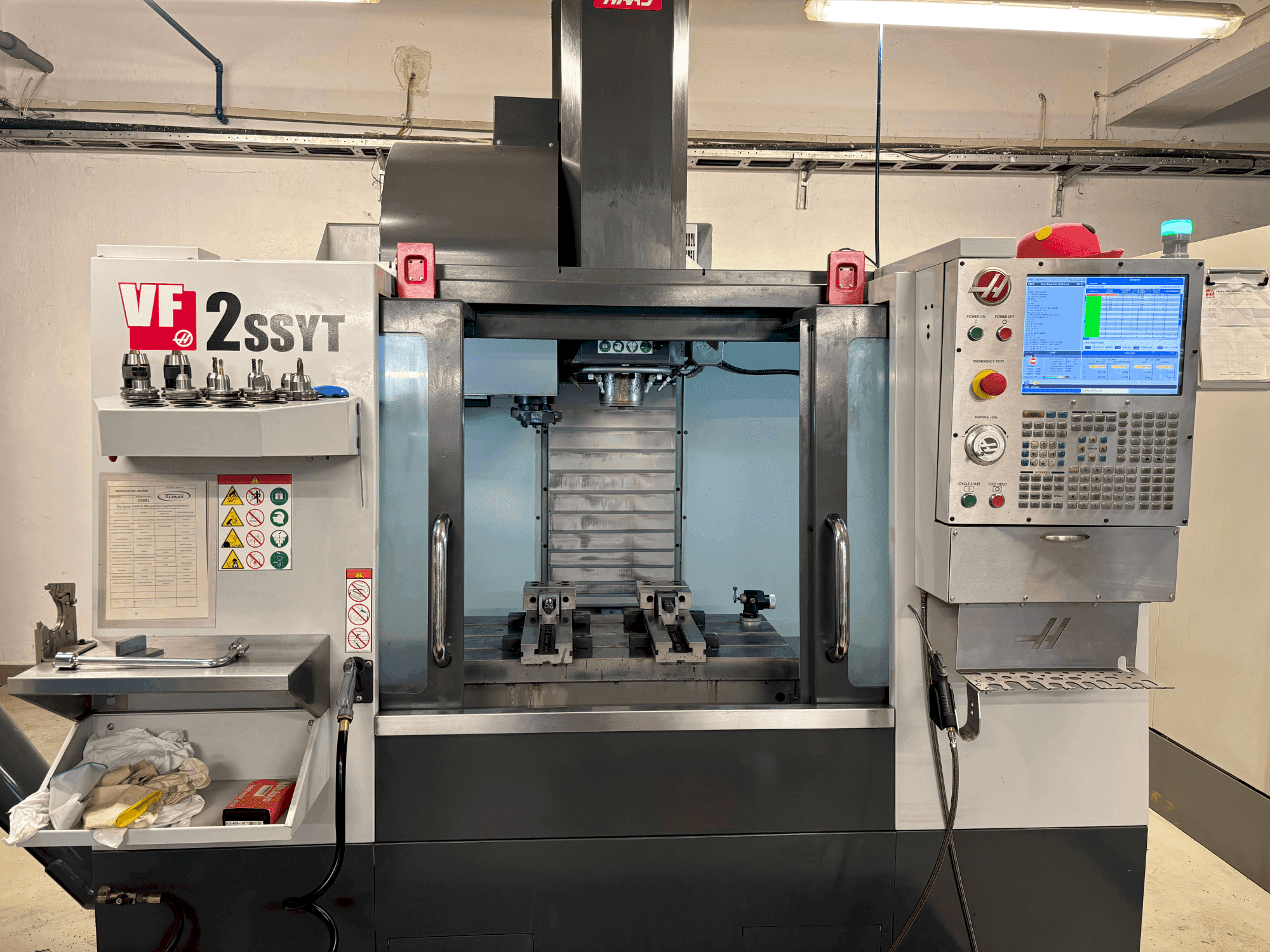 Frontansicht der HAAS HAAS VF-2SSYT  Maschine