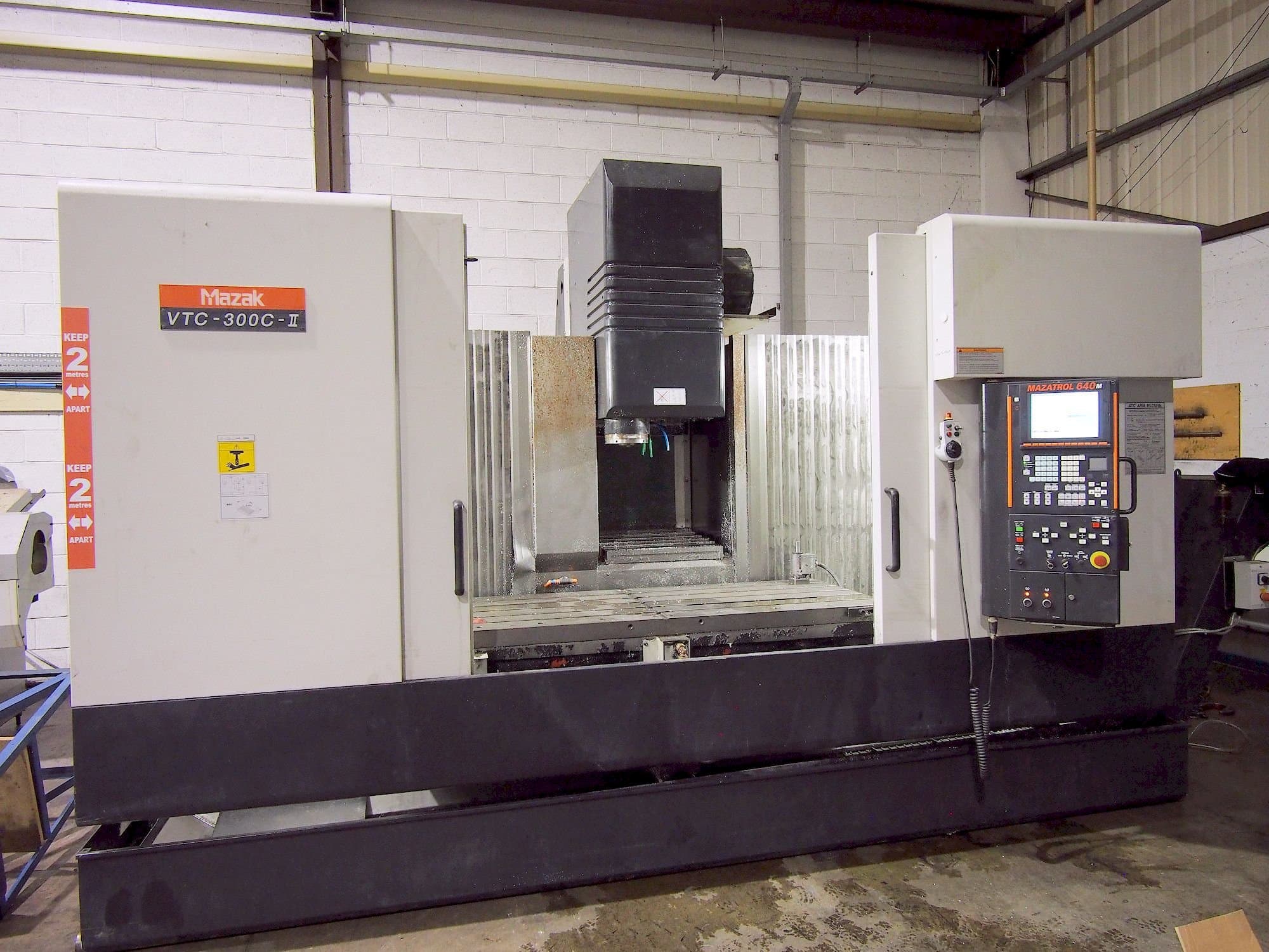 Frontansicht der Mazak VTC-300C-II  Maschine