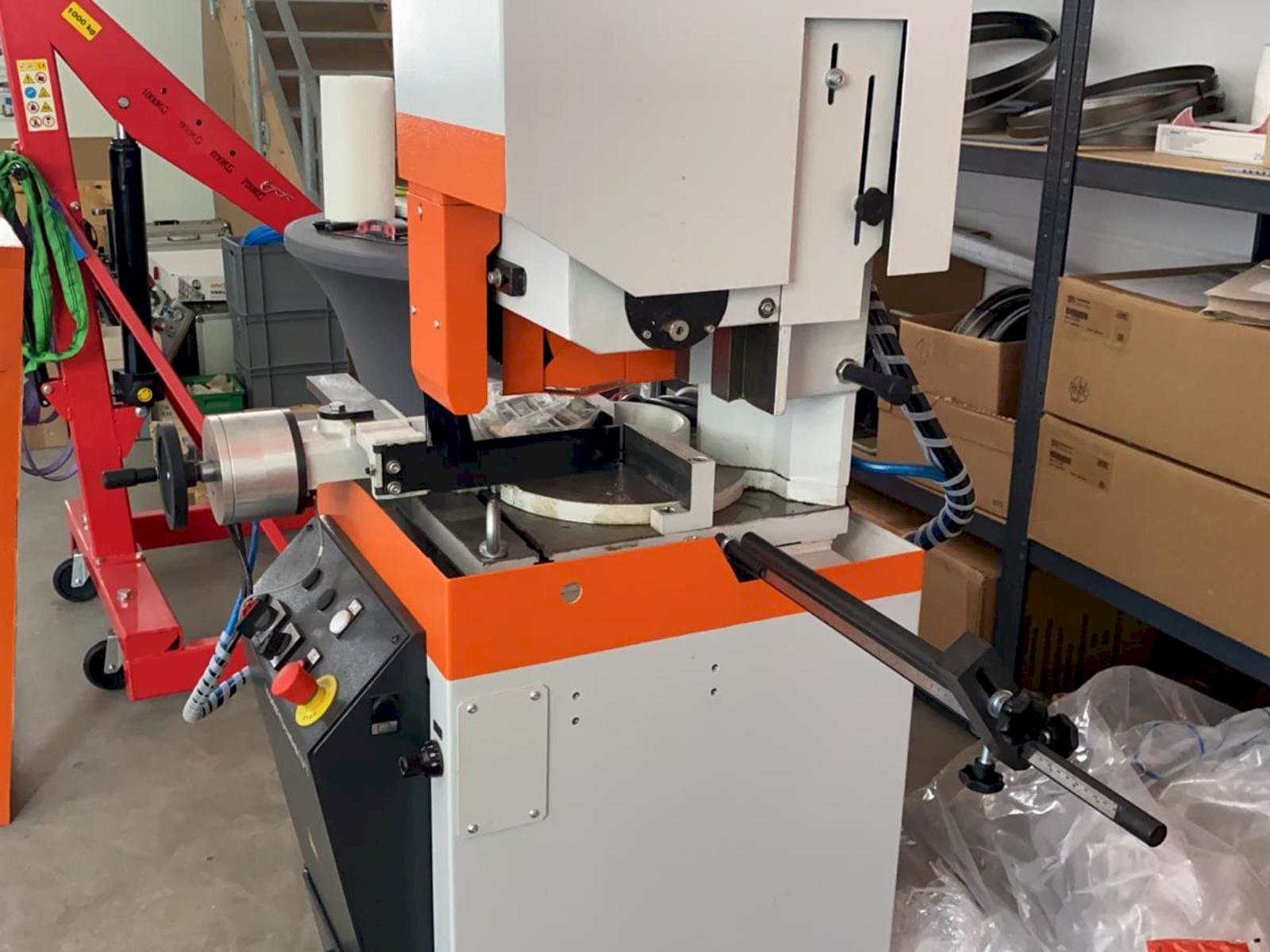 Linke Seitenansicht der KASTO Radial U7  Maschine