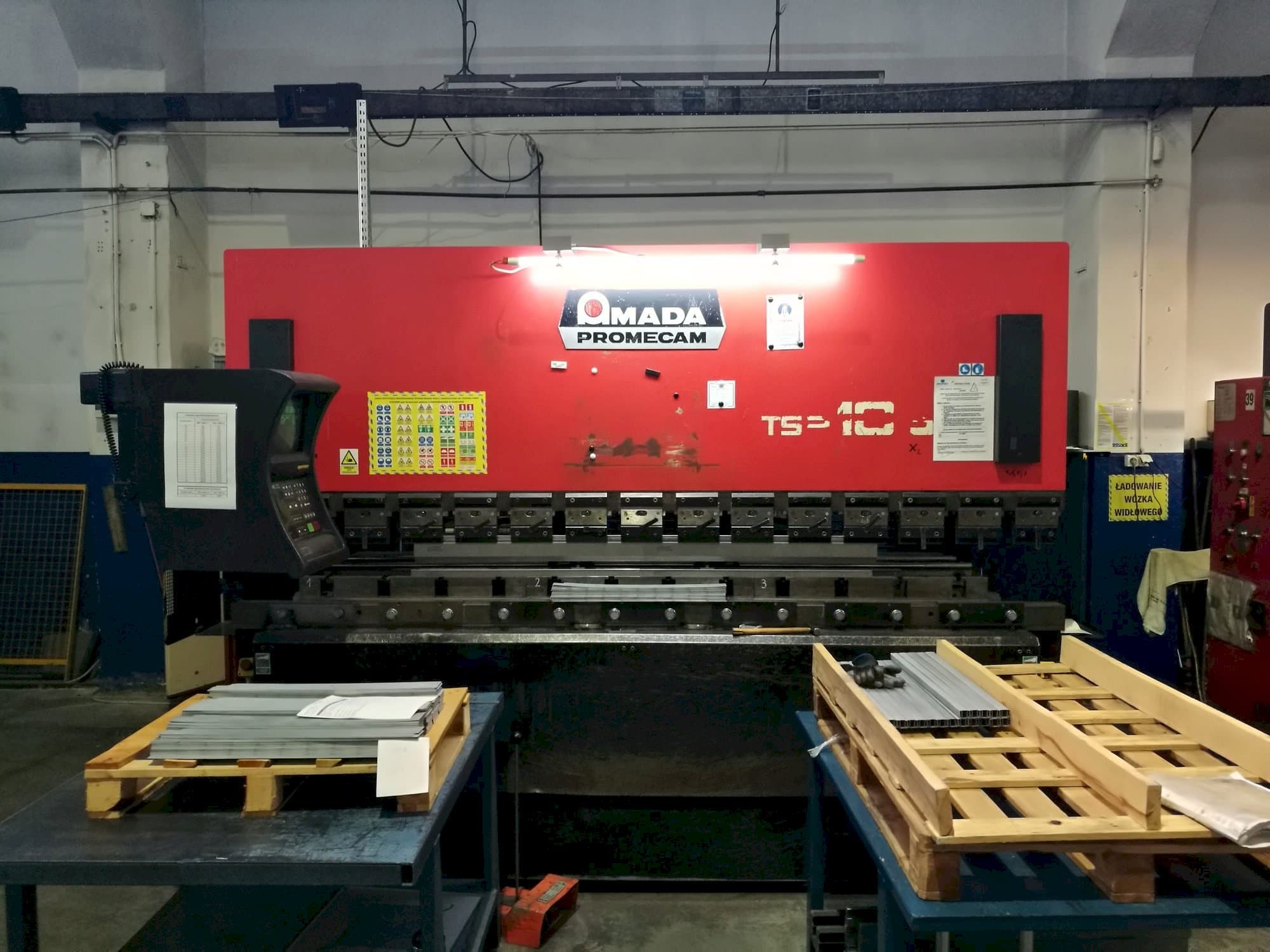 Frontansicht der AMADA ITS2  Maschine