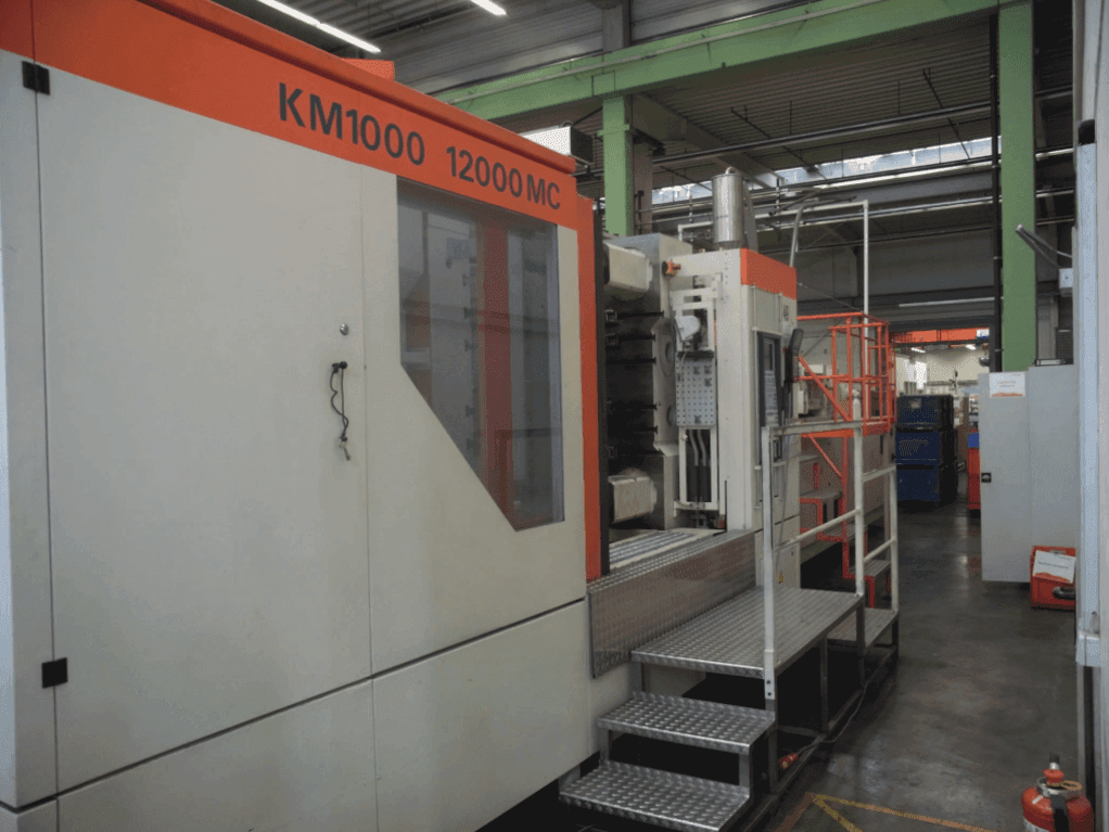 Frontansicht der Krauss Maffei 1000-12000 MC  Maschine