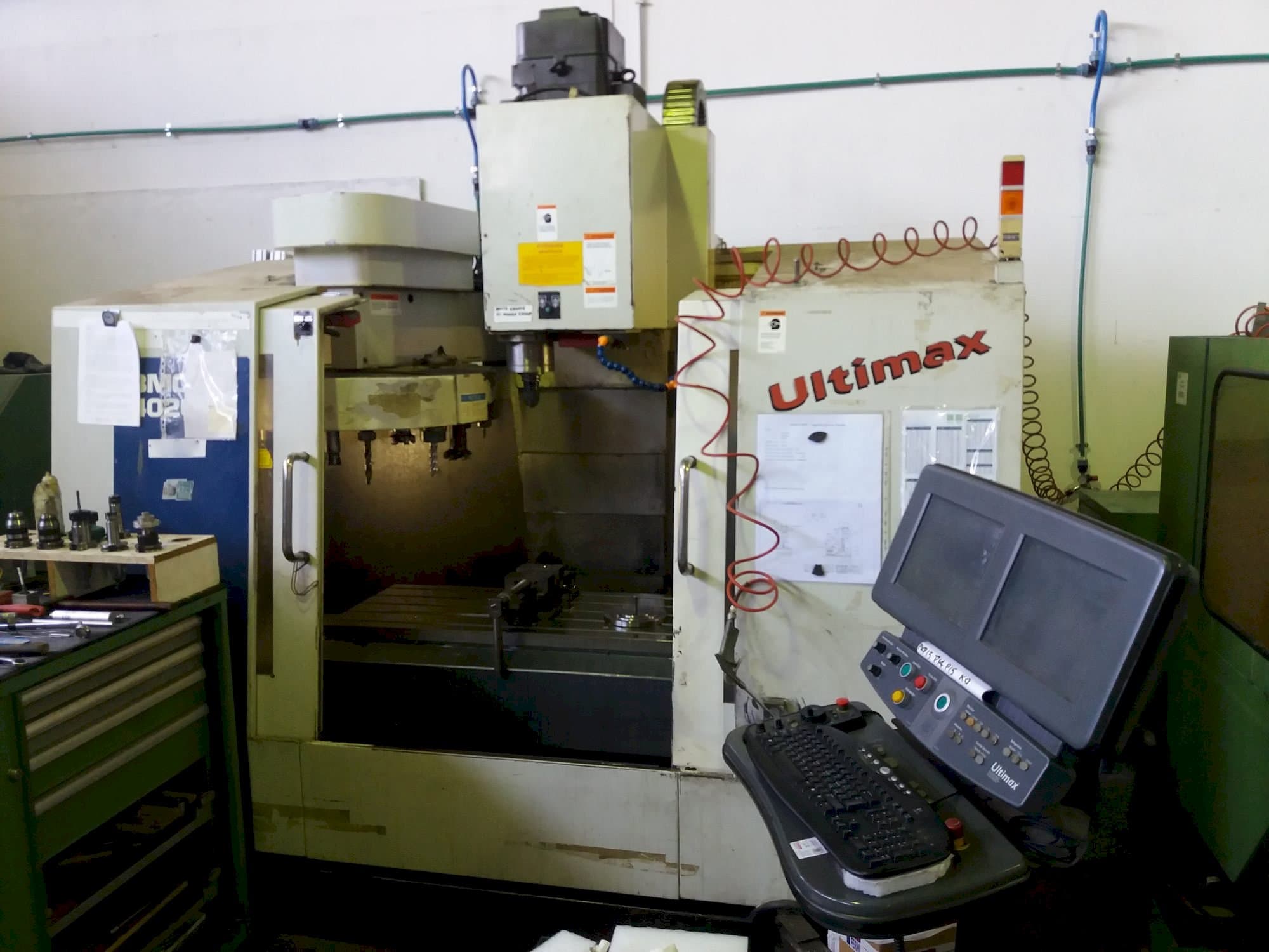 Frontansicht der Hurco BMC 420 HT  Maschine