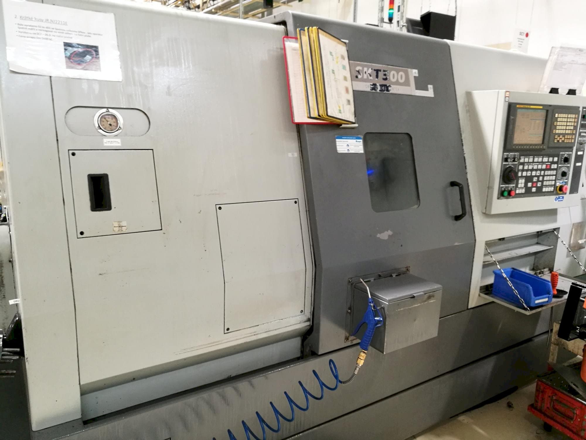 Frontansicht der Hyundai Kia SKT 300  Maschine