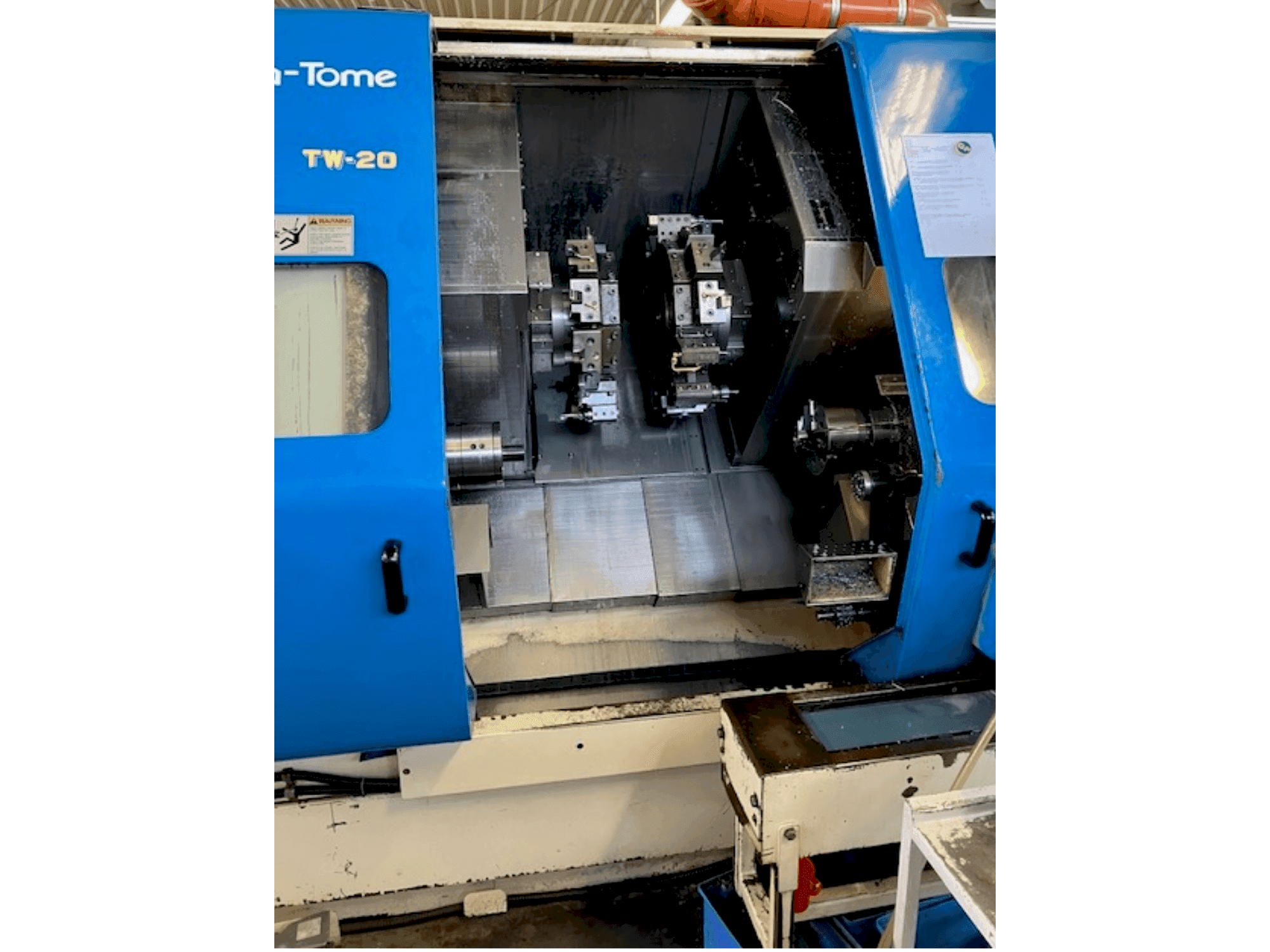 Frontansicht der NAKAMURA-TOME TW-20 Maschine