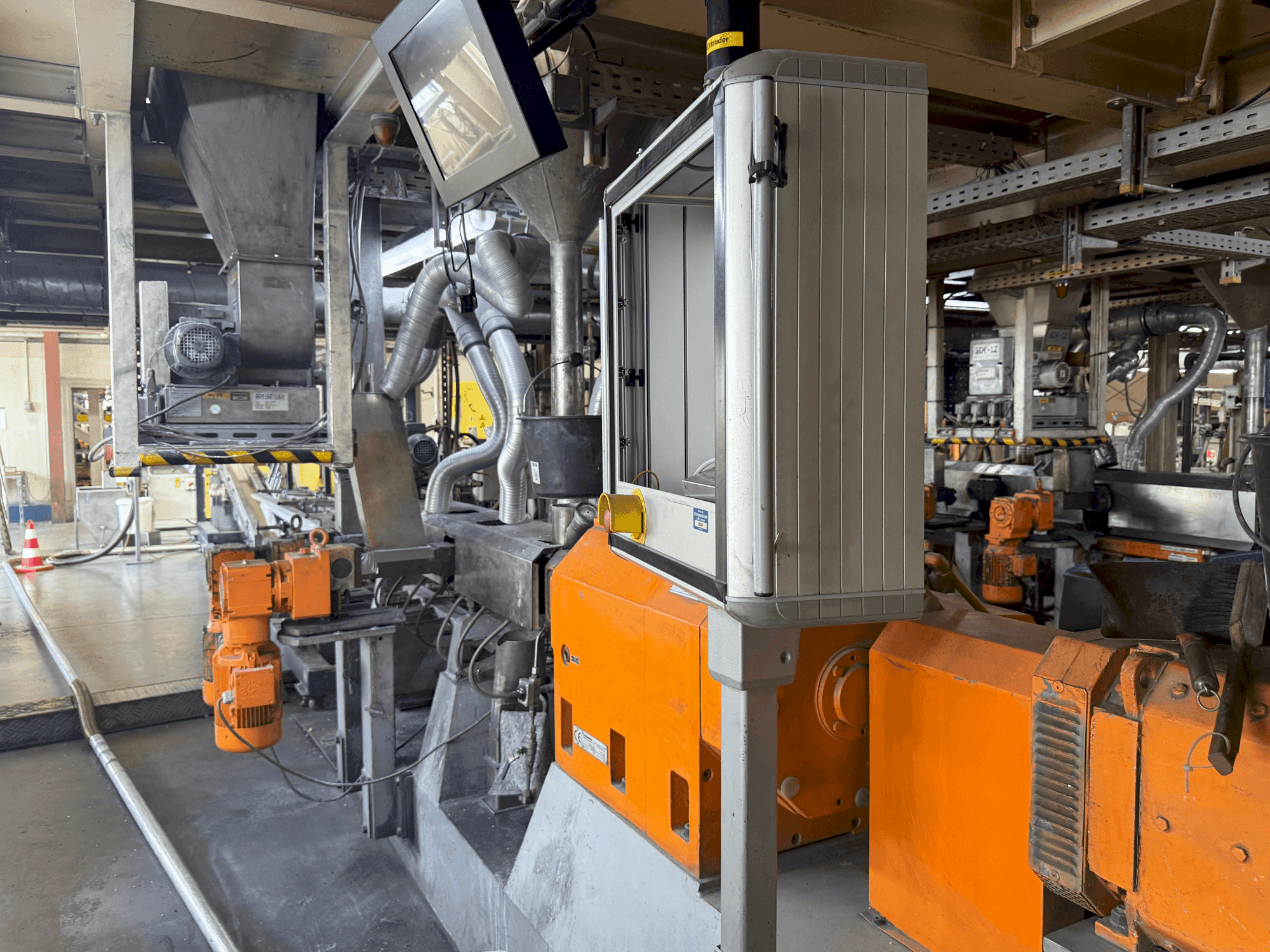 Linke Seitenansicht der Leistritz ZSE 50HP-40D  Maschine