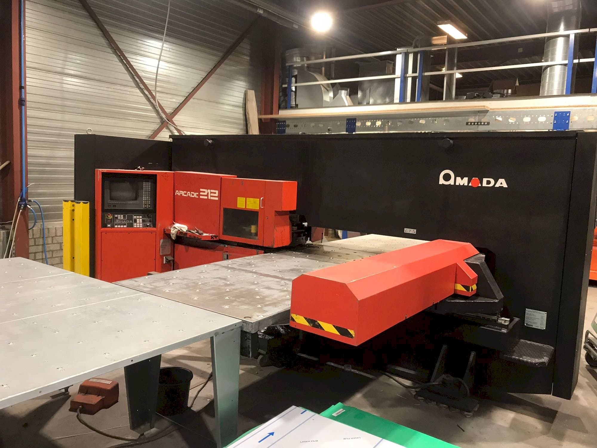 Frontansicht der AMADA Arcade 212  Maschine