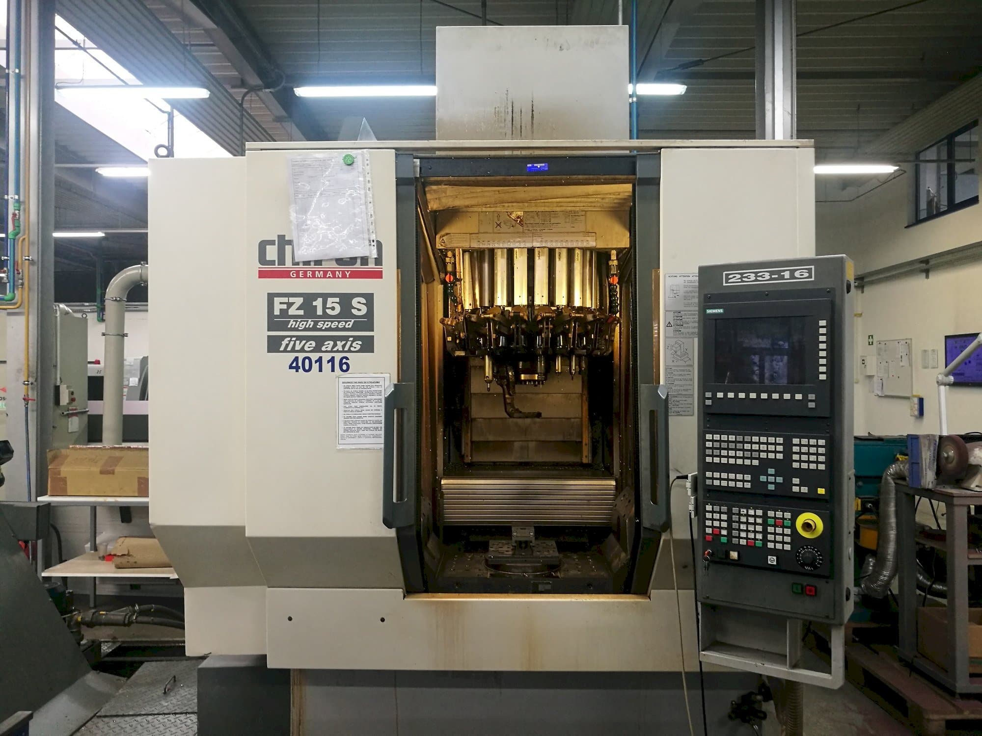 Frontansicht der CHIRON FZ15S  Maschine