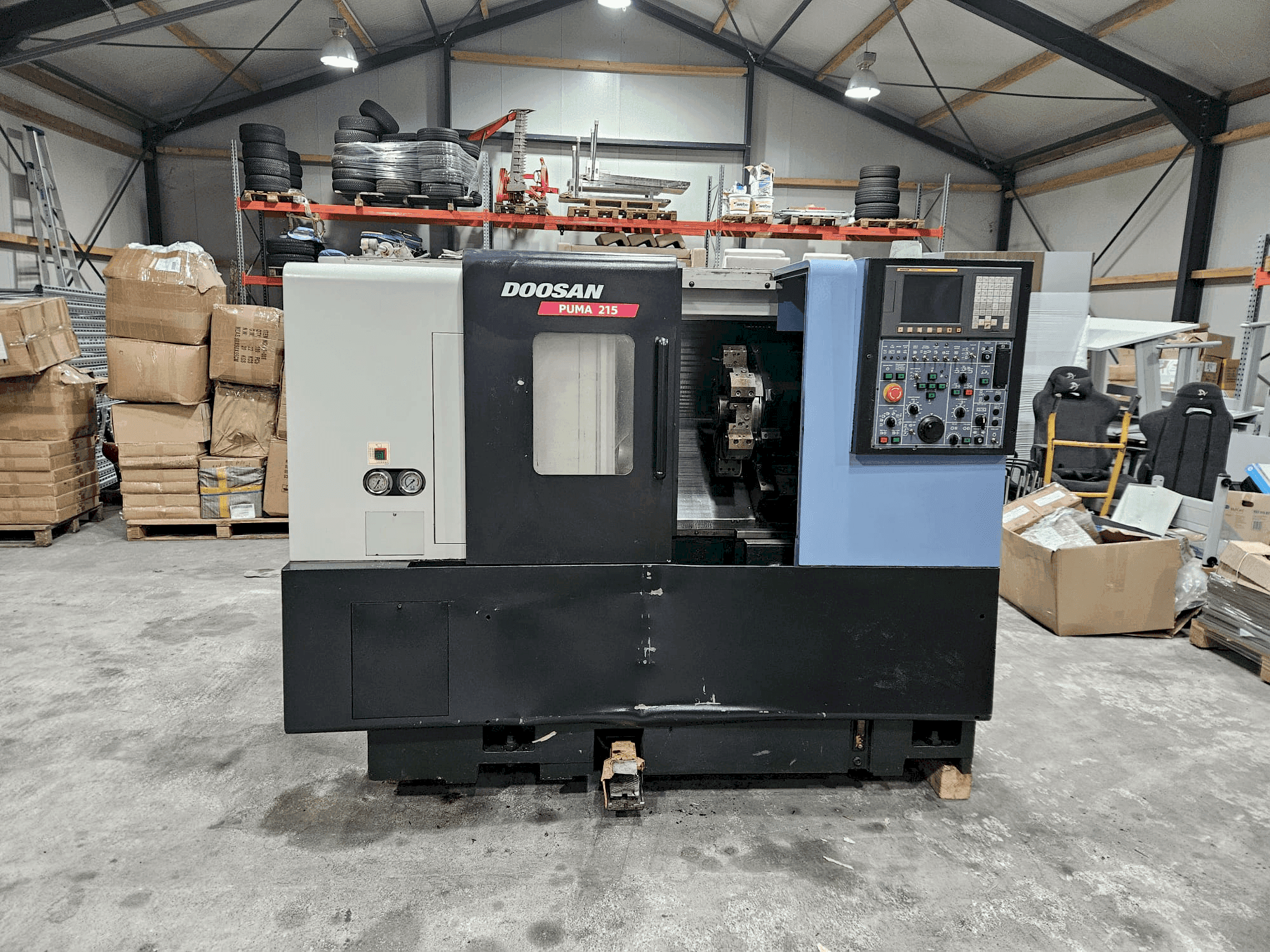 Frontansicht der DOOSAN PUMA 215  Maschine