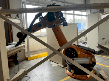Frontansicht der KUKA KR-240-2 Maschine