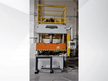 Frontansicht der HIDROLIKSAN PH4C 200T Maschine