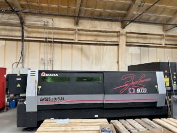 Frontansicht der AMADA ENSIS-3015 AJ Maschine