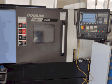 Frontansicht der DOOSAN Puma GT3100  Maschine