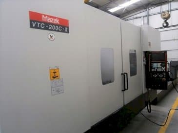 Frontansicht der Mazak VTC-200C Maschine