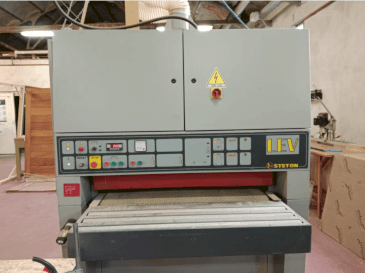 Frontansicht der STETON LEV2RR  Maschine