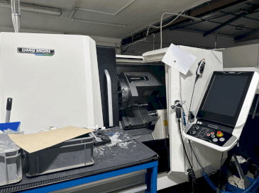 Frontansicht der DMG MORI CLX 350 V4  Maschine