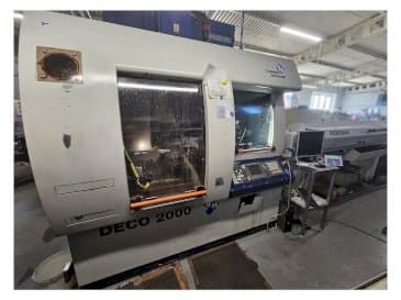 Frontansicht der Tornos Deco 26 Maschine