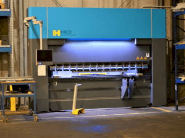 Frontansicht der HACO Euromaster S 30150 Maschine