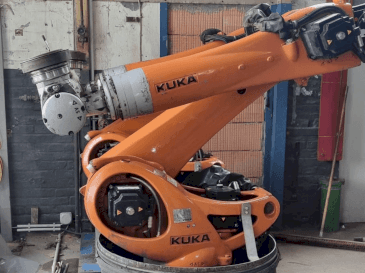 Frontansicht der KUKA KR 90 R3100 extra C-F-HP  Maschine