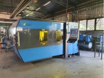Frontansicht der Prima Power Platino Fiber Maschine