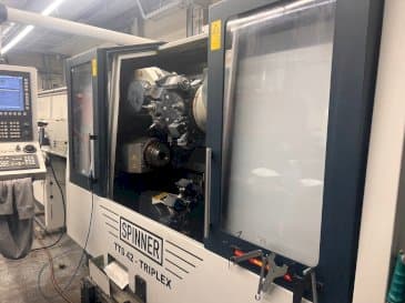 Frontansicht der SPINNER TTS 42 Maschine