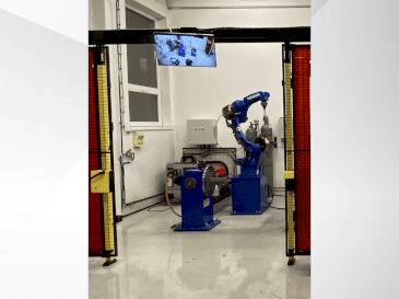Frontansicht der Yaskawa Motoman AR1440 Maschine