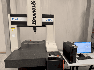 Frontansicht der BROWN & SHARPE XCEL 7107  Maschine