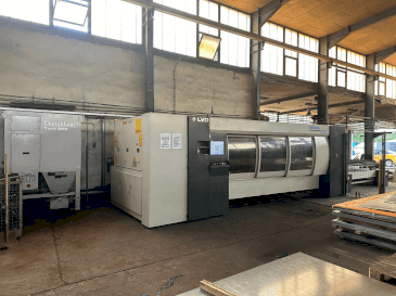Frontansicht der LVD Sirius 3015 PLUS Maschine