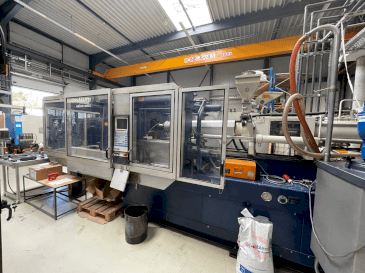 Frontansicht der Krauss Maffei 250-1400 C2  Maschine