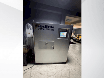 Frontansicht der Sodick Picka PF-32A  Maschine