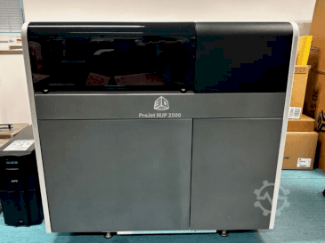 Frontansicht der 3DSYSTEMS projet 2500 plus  Maschine