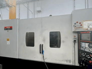 Frontansicht der Mazak VTC 300 (2004) Maschine