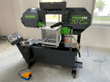 Frontansicht der Klaeger Bitron 300 3D Cut Maschine