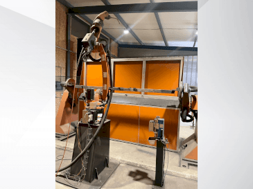 Frontansicht der KUKA KR8 R2100-2 arc HW  Maschine