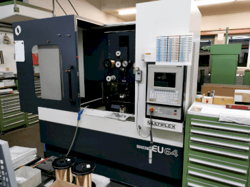 Frontansicht der Makino EU64 Maschine